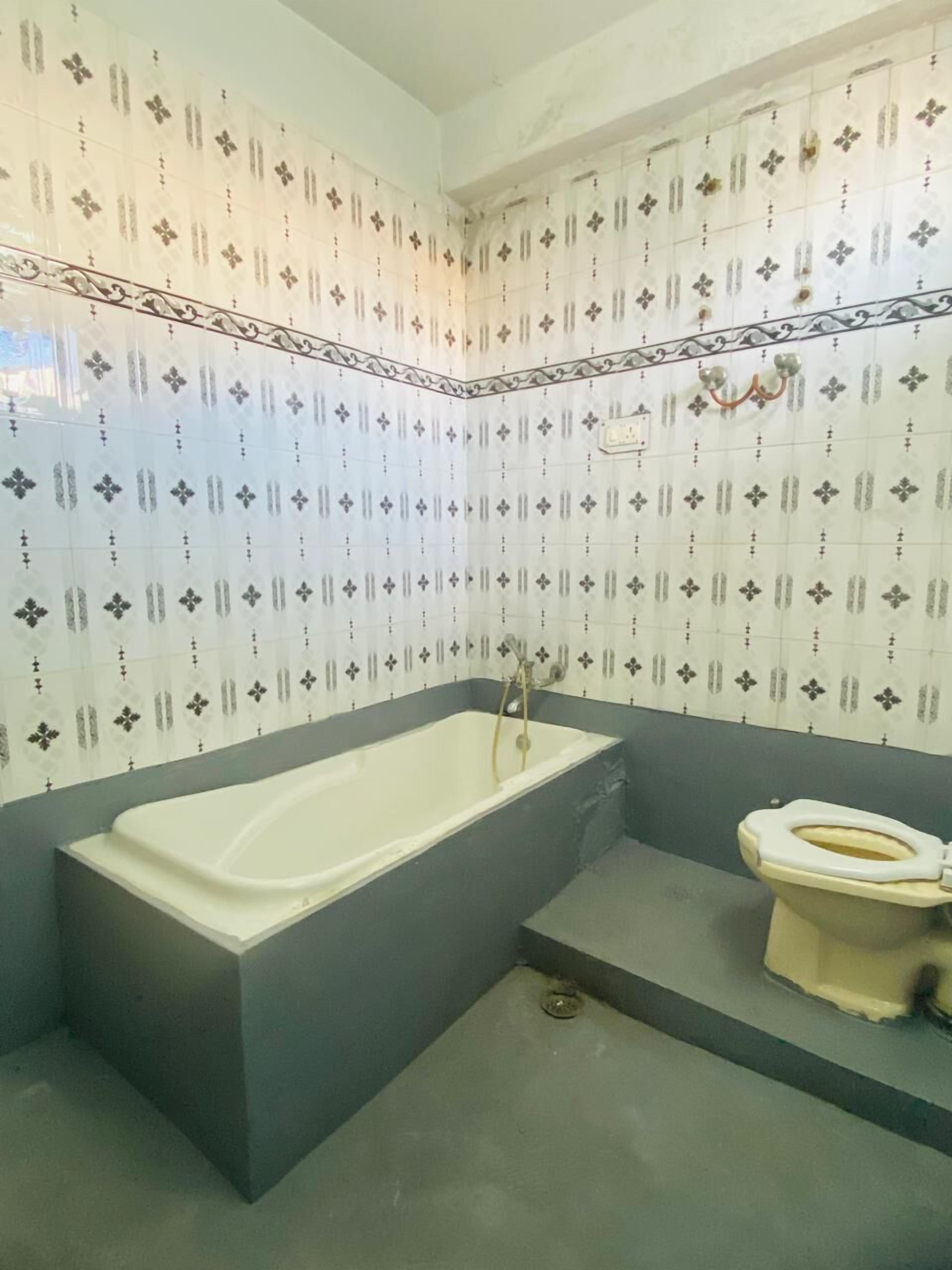 Deluxe Room, Air conditioning | Bathroom | Shower, designer toiletries, towels, soap