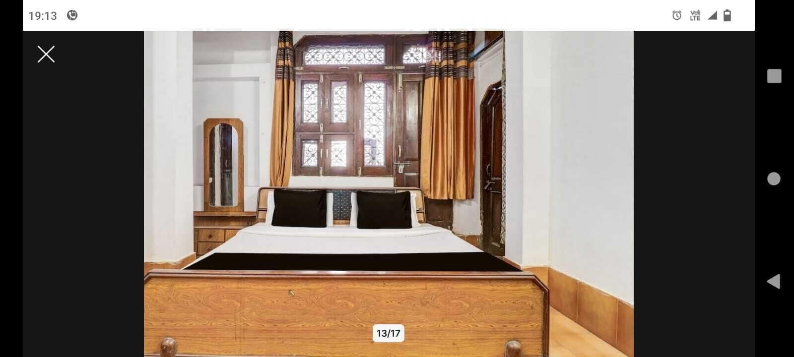 مكتب ومساحة عمل للكمبيوتر المحمول وواي فاي مجانًا وملاءات أسرّة