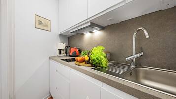 KĂŒhlschrank, Mikrowelle, Ofen, Herdplatte