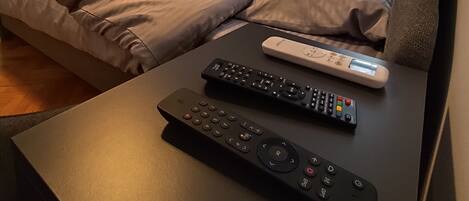 1 slaapkamer, geluiddichte muren, een strijkplank/strijkijzer