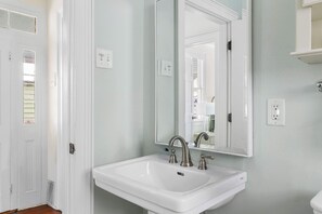 Douche, sèche-cheveux, serviettes fournies