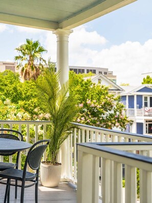 Outdoor dining - Luxe 1840s House w. Parking, Porches, 4 King Beds! (Charleston)