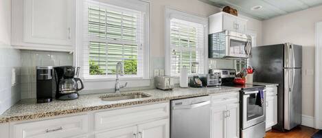 Refrigerador, microondas, horno, placa de cocina