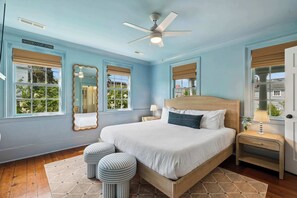 4 bedrooms, iron/ironing board, travel cot, WiFi - Luxe 1840s House w. Parking, Porches, 4 King Beds! (Charleston)