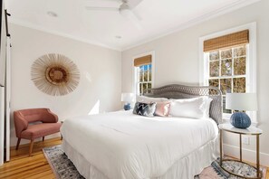 6 chambres, bureau, fer et planche à repasser, lit de bébé portatif