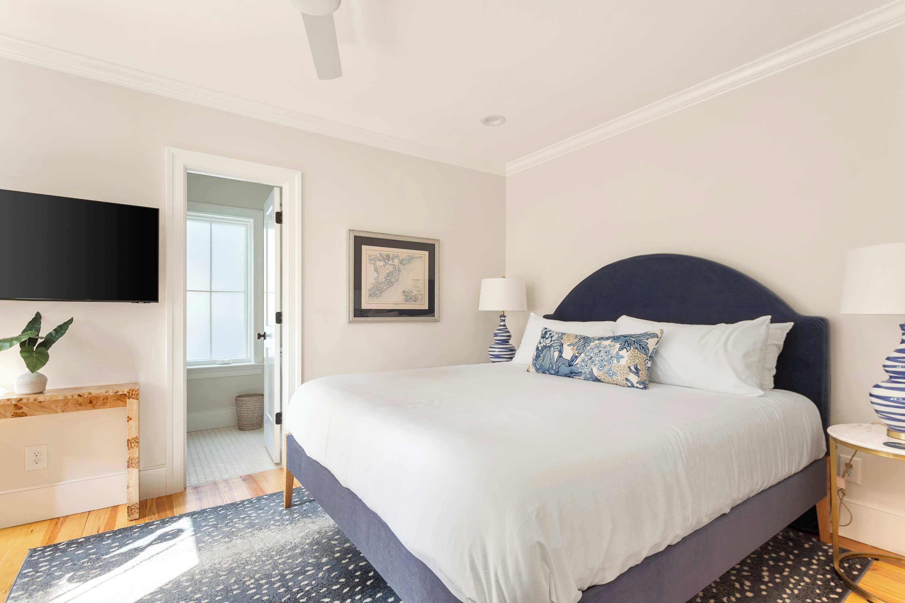 6 habitaciones, escritorio y tabla de planchar con plancha 