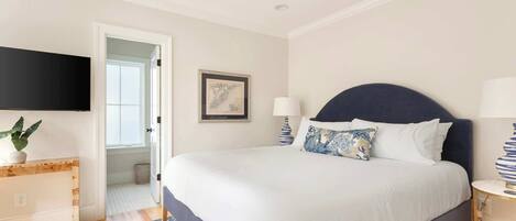 6 habitaciones, escritorio y tabla de planchar con plancha