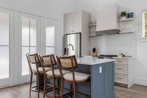 Geladeira, micro-ondas, fogão, cooktop