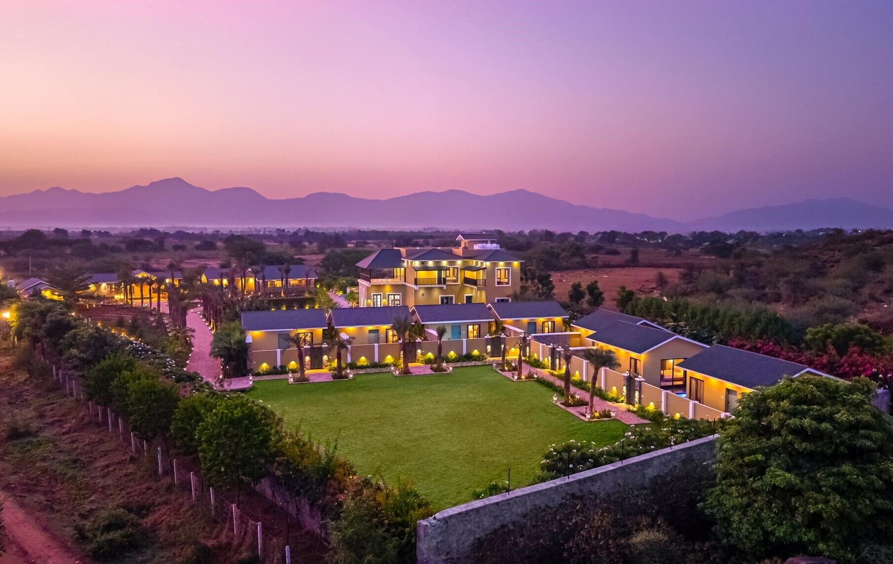 Fachada de la propiedad por la tarde o noche