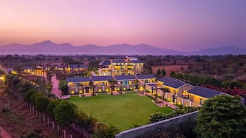 Voorkant accommodatie - avond/nacht