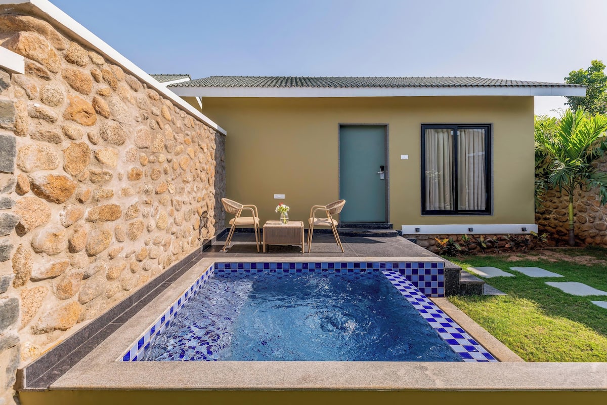 Private Pool Villa | 高級寢具、羽絨被、記憶床墊、書桌