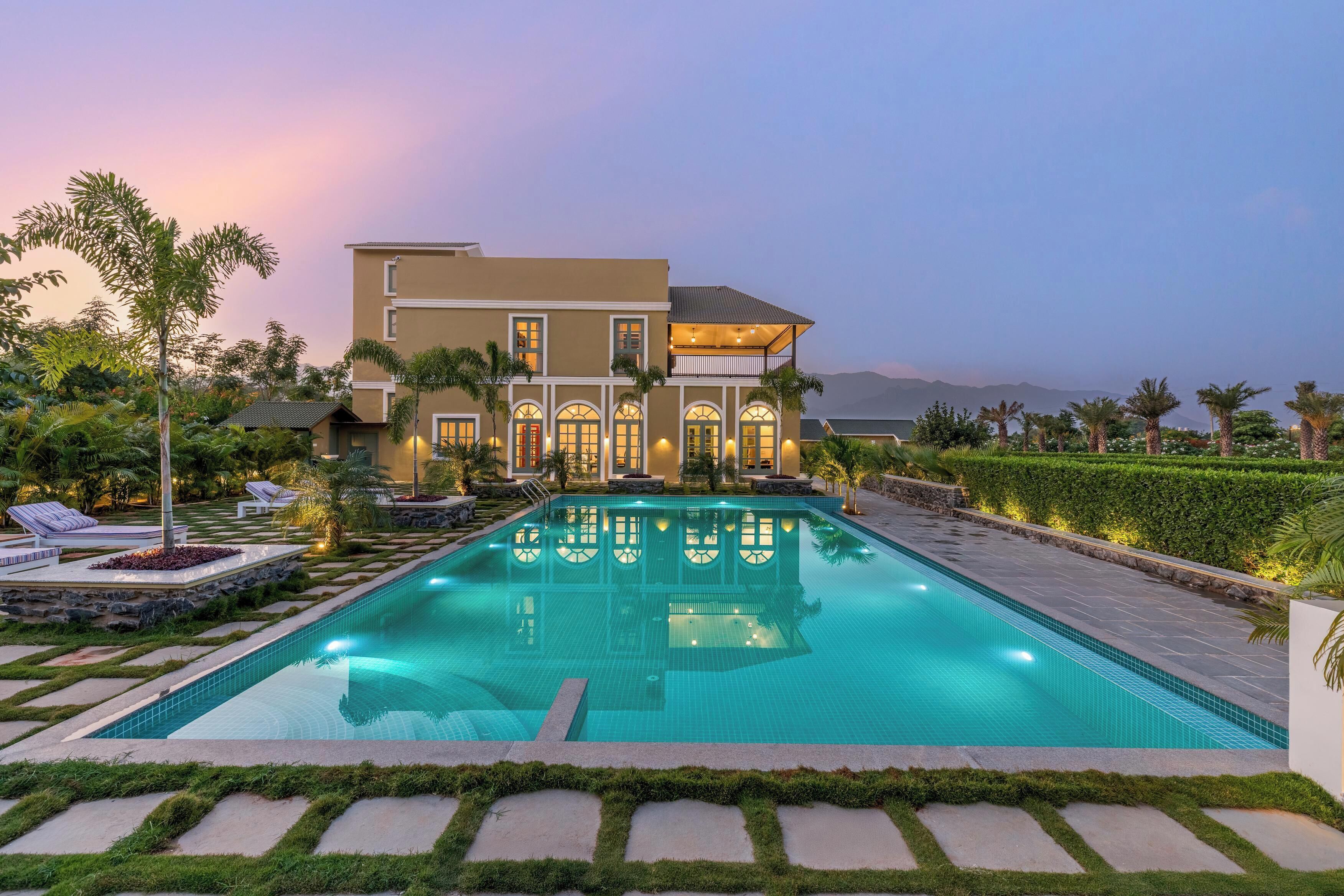 室外游泳池，10:00 至 21:00 开放，池畔遮阳伞，日光浴躺椅