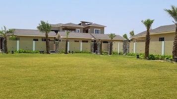 Vista frontal de la propiedad