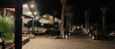 Piscina a l'aire lliure (horari: 10:00-21:00), para-sols i gandules