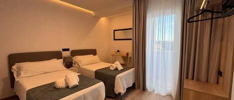 Schreibtisch, kostenloses WLAN, Rollstuhlgeeignet