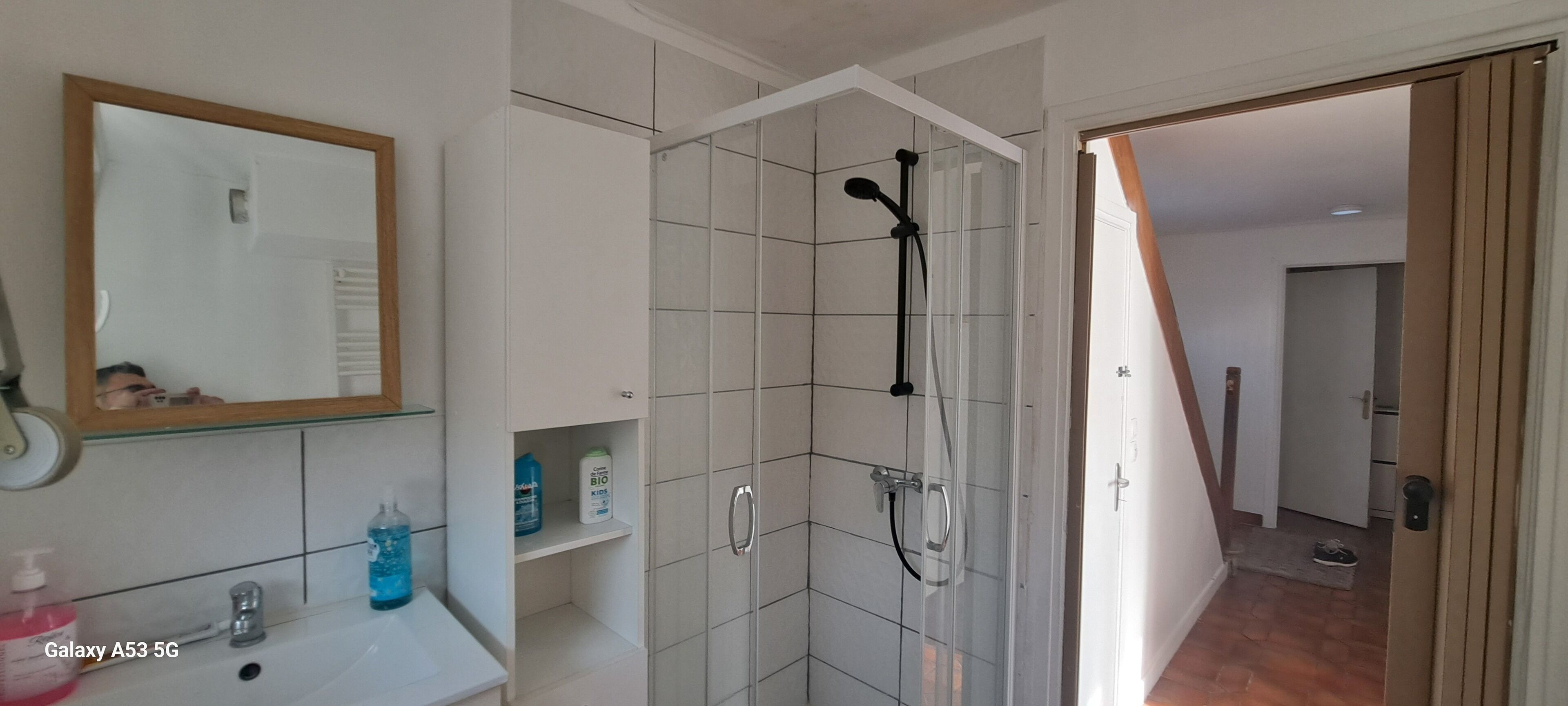 Douche, sèche-cheveux, bidet, serviettes fournies