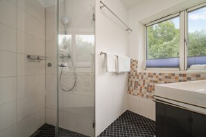 Een douche, een haardroger, handdoeken