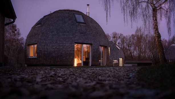 A dome-shaped building with a skylight and a chimney, surrounded by trees. - Vacation home "Eos" on Lake Tollensesee in Penzlin Wustrow (Penzlin)