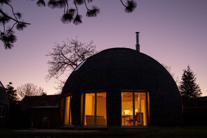 Exterior - Phoebe ball house - naturally built with clay & seaweed, sauna, 2 bathrooms & terraces (Penzlin)