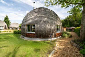 Exterior - Phoebe ball house - naturally built with clay & seaweed, sauna, 2 bathrooms & terraces (Penzlin)
