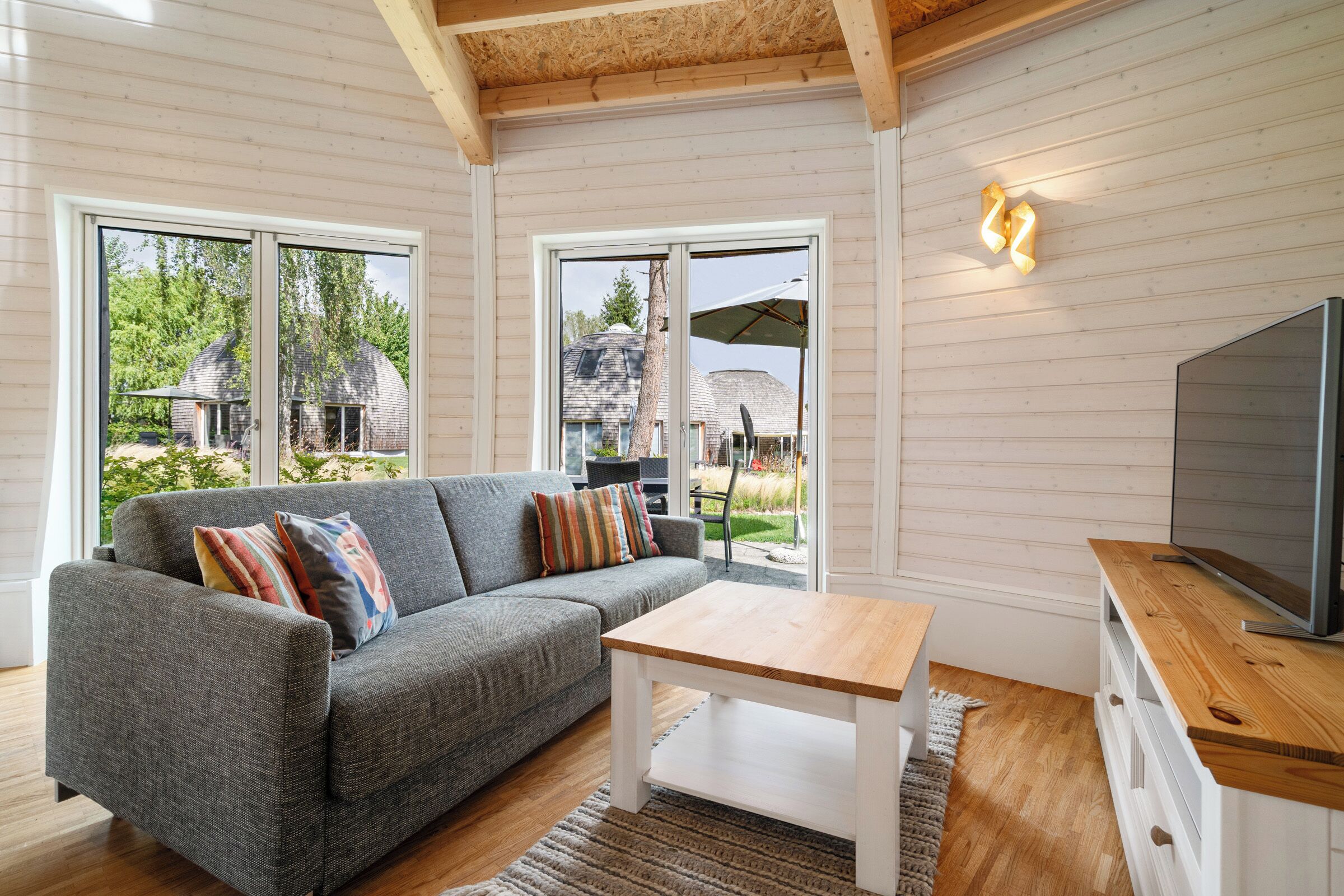 Televisión, chimenea y estéreo 