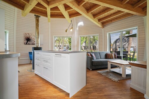 Kugelhaus Chiara - fireplace, sauna, 1.5 baths & terrace on Lake Tollensesee