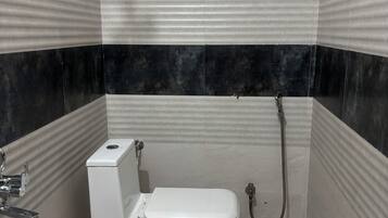 Deluxe Double Room | Bathroom | Shower, free toiletries, towels, soap