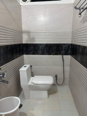 Quarto casal luxo | Banheiro | Chuveiro, produtos de toalete grátis, toalhas de banho, sabonete