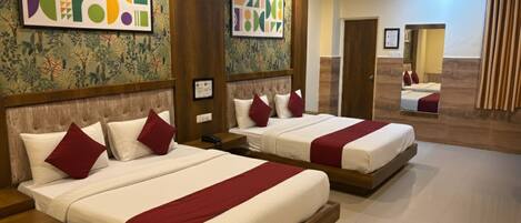 Family Quadruple Room | Desk, laptop workspace, free WiFi