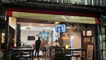 Apartment, 1 Bedroom, Smoking | Dining