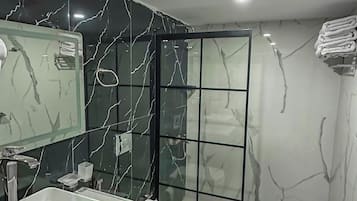 Banyera i dutxa independents, tovalloles, sabó i xampú