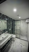 Bañera y ducha independientes, toallas, jabón y champú