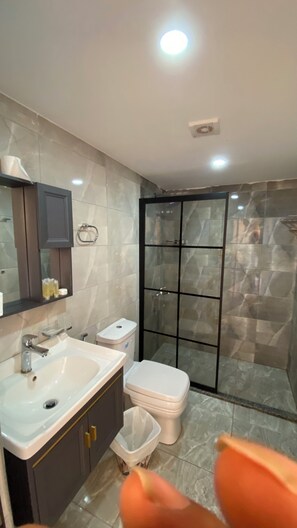 Ayrı küvet ve duş, havlu, sabun, şampuan 