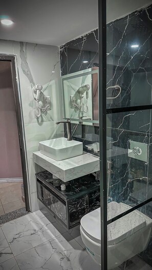 Badewanne und Dusche (separat), Handtücher, Seife, Shampoo