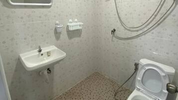 Apartment, 1 Bedroom, Smoking | Bathroom