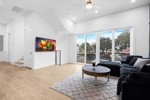 TV, offices - Perfect Houston Group Stay for 12 with 6 Beds 6 Baths (Houston)