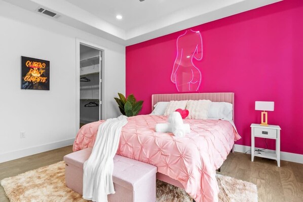 Desk, iron/ironing board, WiFi, bed sheets - Perfect Houston Group Stay for 12 with 6 Beds 6 Baths (Houston)