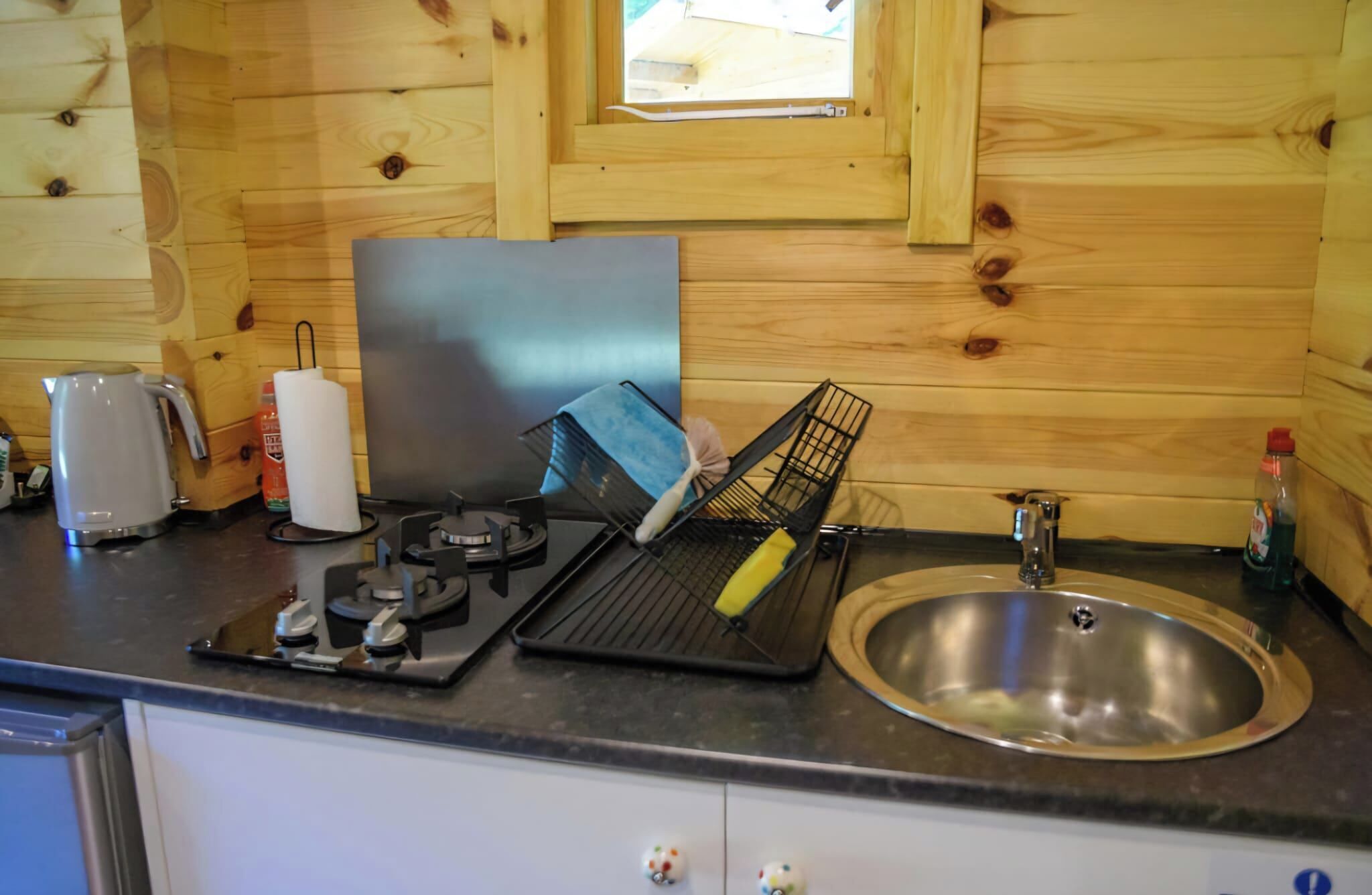 Refrigerador, microondas, parrilla de estufa y tetera eléctrica 