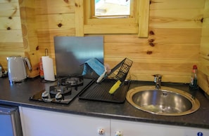 Lemari es, microwave, kompor, dan ketel listrik