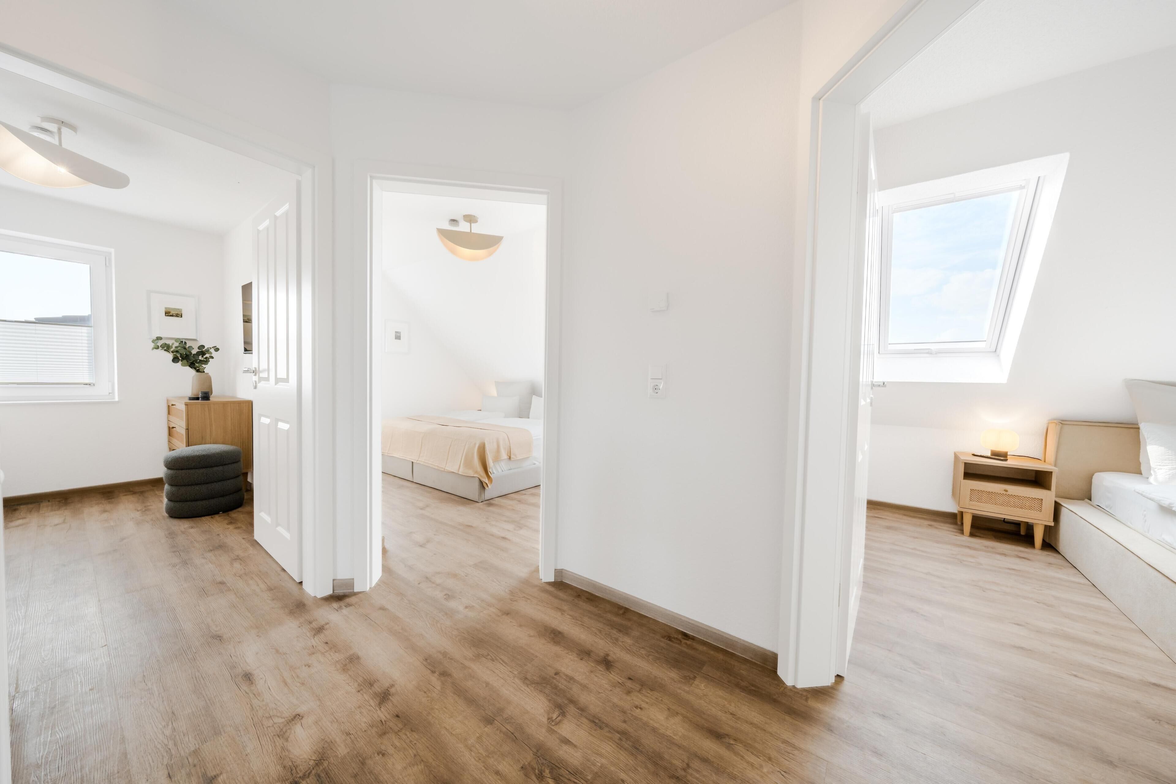 3 habitaciones, tabla de planchar con plancha y cuna de viaje 