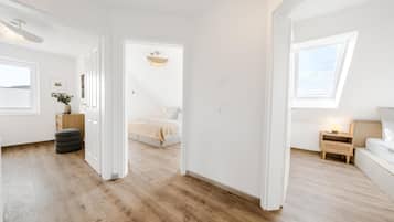 3 habitaciones, tabla de planchar con plancha y cuna de viaje