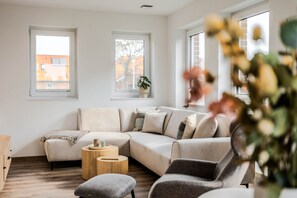 Smart TV, books, stereo