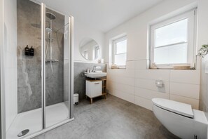 Douche, séchoir à cheveux, serviettes fournies, savon