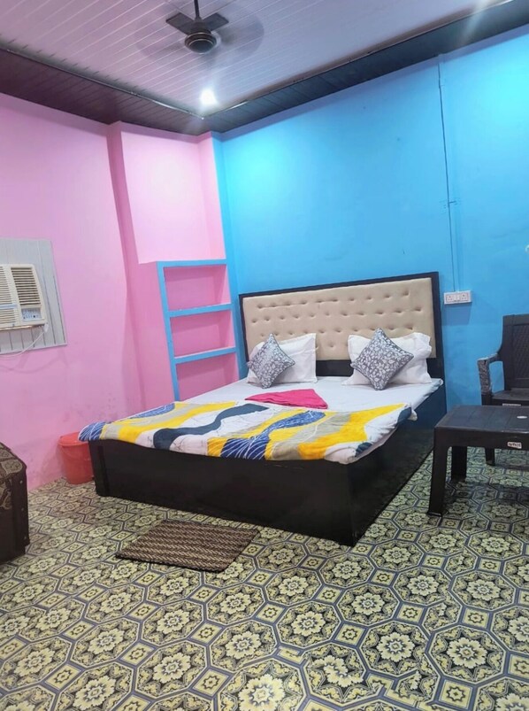 Habitación doble Deluxe, varias camas, aire acondicionado | Ropa de cama hipoalergénica, escritorio, insonorización y wifi gratis