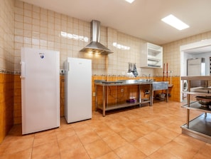 Fridge, microwave, oven, coffee/tea maker