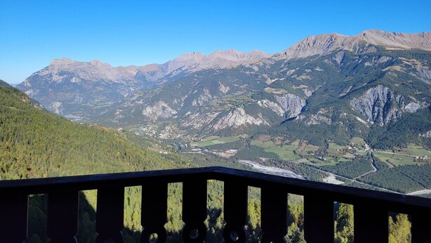 A mountain landscape with a clear sky. - Renovated studio for 4, valley view, near slopes (Pra-Loup)