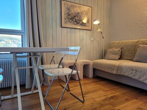 TV - Renovated studio for 4, valley view, near slopes (Pra-Loup)