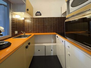 Een koelkast, een microgolfoven, een oven, een vaatwasser