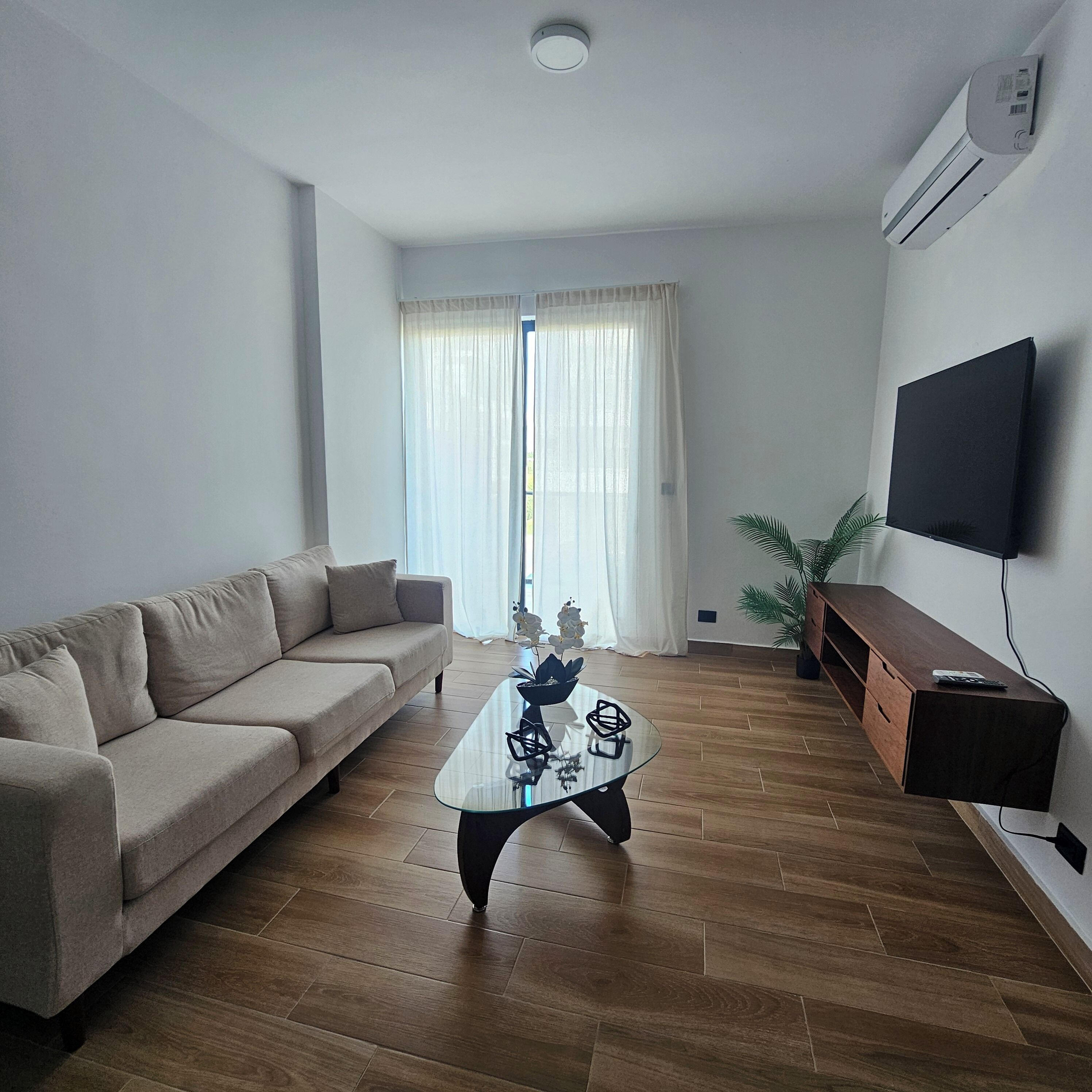 Apartment, 1 Bedroom, Accessible, Smoking | Living room