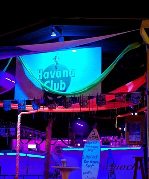 Departamento, 1 habitación, con acceso para personas discapacitadas, para fumadores | Bar (en la propiedad)